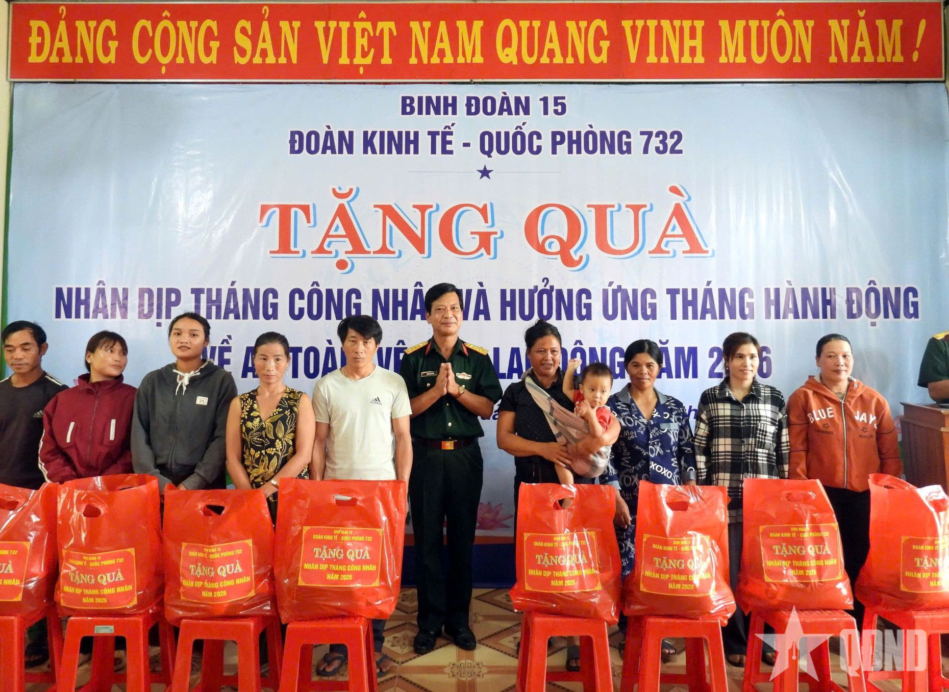 Đoàn KT-QP 732 trao tặng 200 phần quà cho đoàn viên công đoàn, người lao động có hoàn cảnh khó khăn